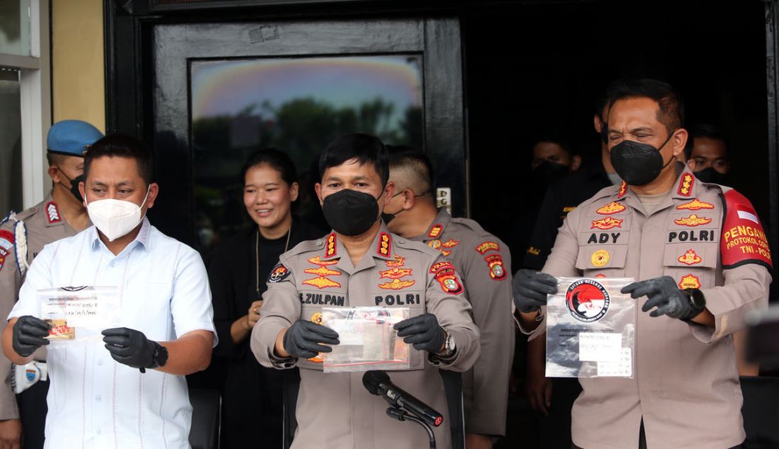 Kabid Humas Polda Metro Jaya Kombes E Zulpan (tengah) dan Kapolres Metro Jakarta Barat Kombes Ady Wibowo (kanan) menunjukkan barang bukti saat konferensi pers penangkapan musisi sekaligus aktor Ardhito Pramono di Mapolres Jakarta Barat, Jakarta, Kamis (13/1). Ardhito ditangkap terkait penyalahgunaan narkoba jenis ganja dan polisi mengamankan barang bukti berupa dua paket klip ganja seberat 4,80 gram serta satu bungkus kertas vapir dan 21 butir pil alprazolam. - JPNN.com