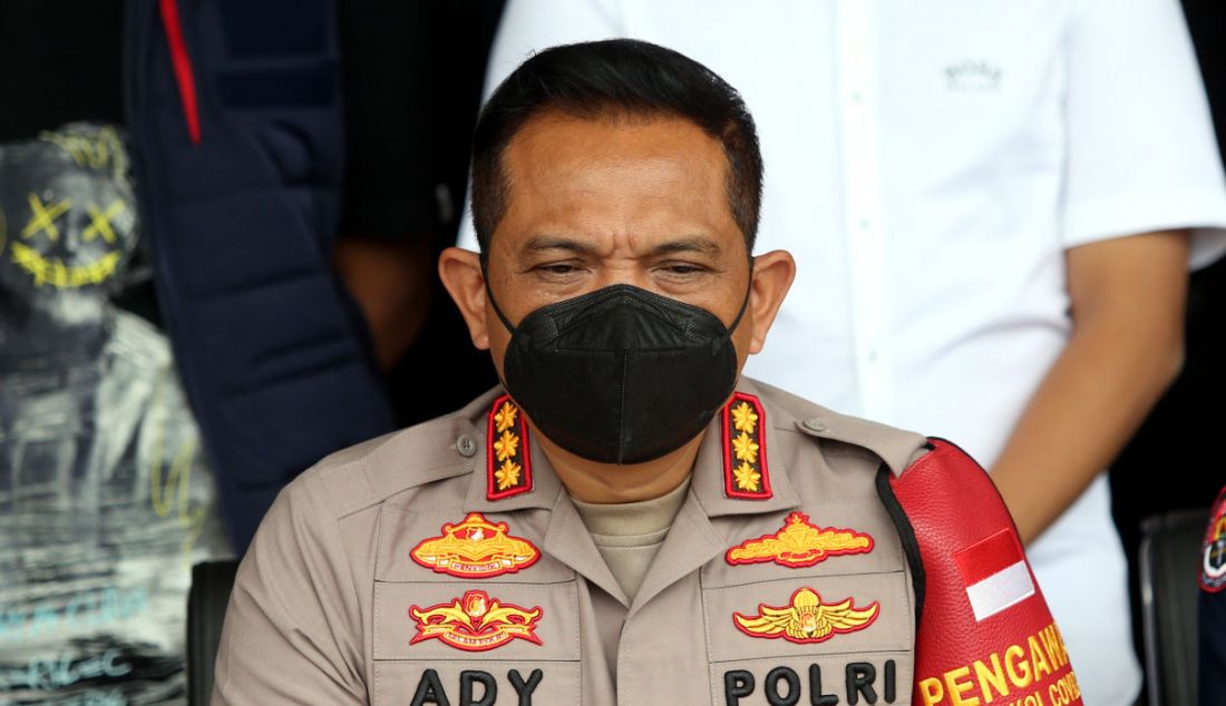 Kapolres Metro Jakarta Barat Kombes Ady Wibowo saat konferensi pers penangkapan musisi sekaligus aktor Ardhito Pramono di Mapolres Jakarta Barat, Jakarta, Kamis (13/1). Ardhito ditangkap terkait penyalahgunaan narkoba jenis ganja dan polisi mengamankan barang bukti berupa dua paket klip ganja seberat 4,80 gram serta satu bungkus kertas vapir dan 21 butir pil alprazolam. - JPNN.com