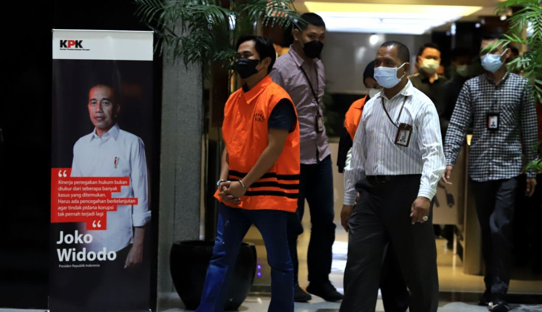 Bupati Penajam Paser Utara Abdul Gafur Mas'ud ditahan usai menjalani pemeriksaan di Gedung KPK, Jakarta, Kamis (13/1). - JPNN.com