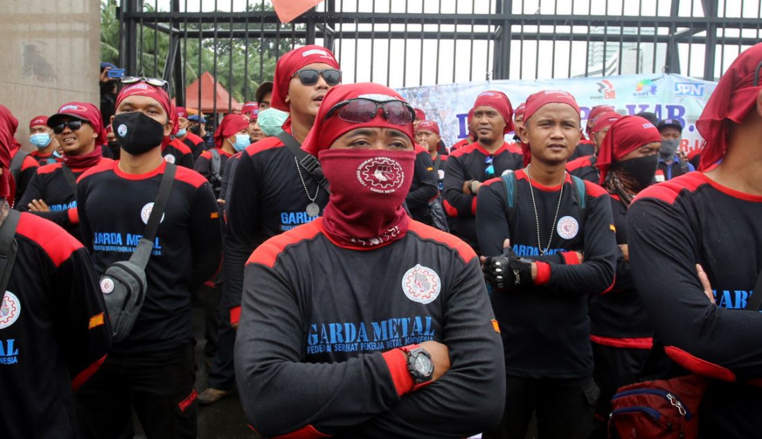 Buruh saat menggelar aksi demonstrasi di depan DPR, Jakarta, Jumat (14/1). - JPNN.com
