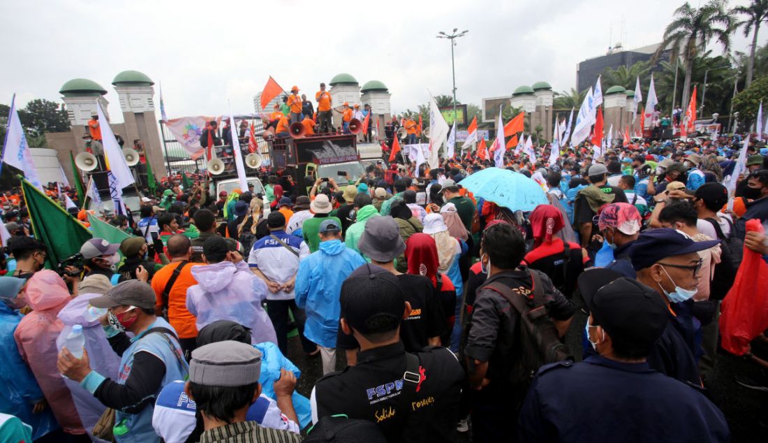 Buruh saat menggelar aksi demonstrasi di depan gedung DPR, Jakarta, Jumat (14/1). Mereka menuntut untuk dihapuskannya Omnibus Law. - JPNN.com