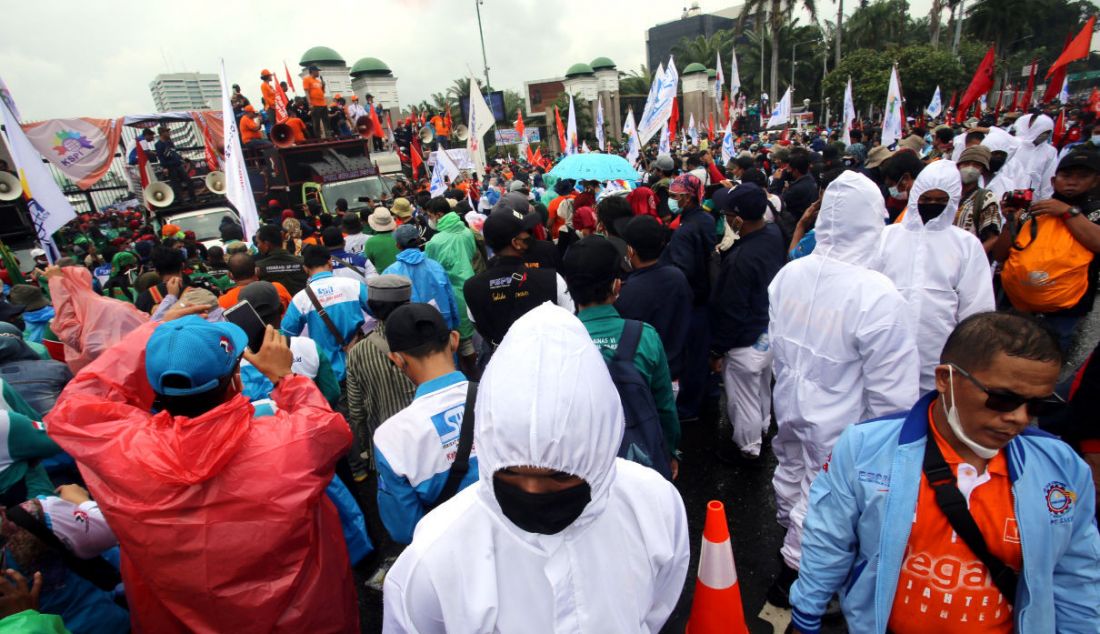 Buruh saat menggelar aksi demonstrasi di depan gedung DPR, Jakarta, Jumat (14/1). Mereka menuntut untuk dihapuskannya Omnibus Law. - JPNN.com