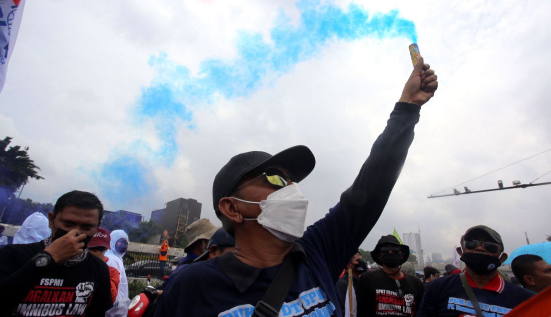 Buruh saat menggelar aksi demonstrasi di depan gedung DPR, Jakarta, Jumat (14/1). Mereka menuntut untuk dihapuskannya Omnibus Law. - JPNN.com