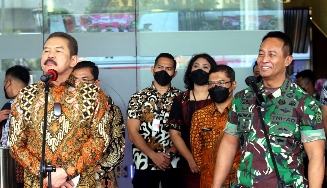 Panglima TNI Jenderal Andika Perkasa dan Jaksa Agung ST Burhanuddin di kantor Kejagung, Jakarta, Jumat (14/1). - JPNN.com