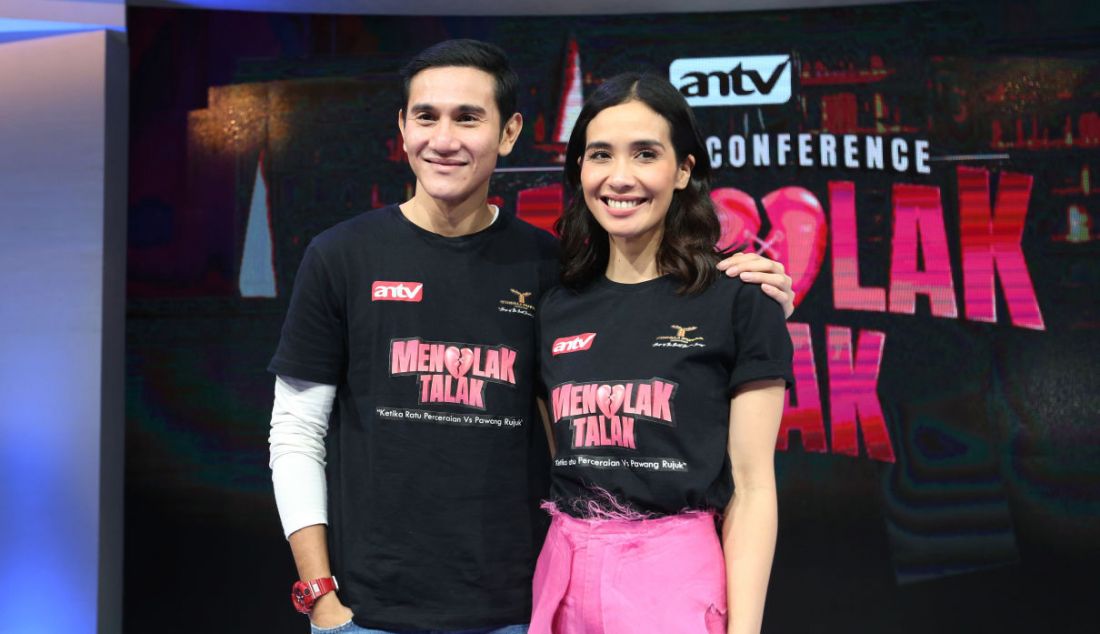Pasangan artis Vino G Bastian dan Marsha Timothy menghadiri konferensi pers serial film Menolak Talak, Jakarta, Jumat (14/1). - JPNN.com