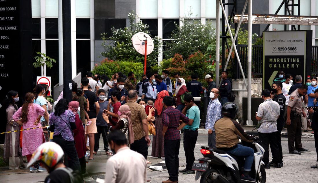 Warga saat berhamburan keluar gedung seusai merasakan gempa di Rasuna Said, Jakarta, Jumat (14/1). - JPNN.com