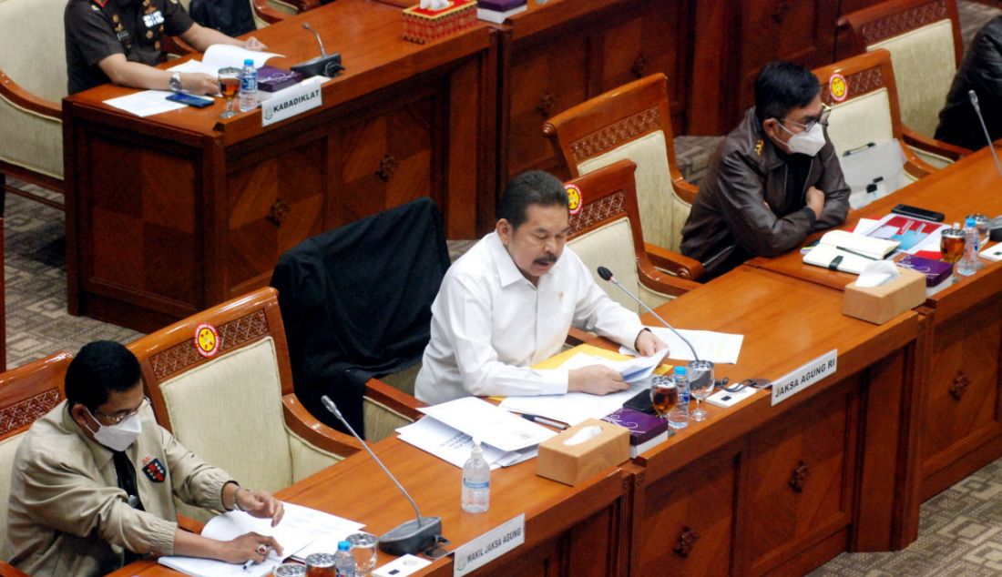 Jaksa Agung ST Burhanuddin mengikuti rapat kerja dengan Komisi III DPR di Kompleks Parlemen, Senayan, Jakarta, Senin (17/1). Rapat kerja tersebut membahas soal evaluasi kinerja dan capaian Kejaksaan 2021, serta membahas rencana kerja dan target Kejaksaan 2022 dengan pagu anggaran sebesar Rp10 trilliun. - JPNN.com