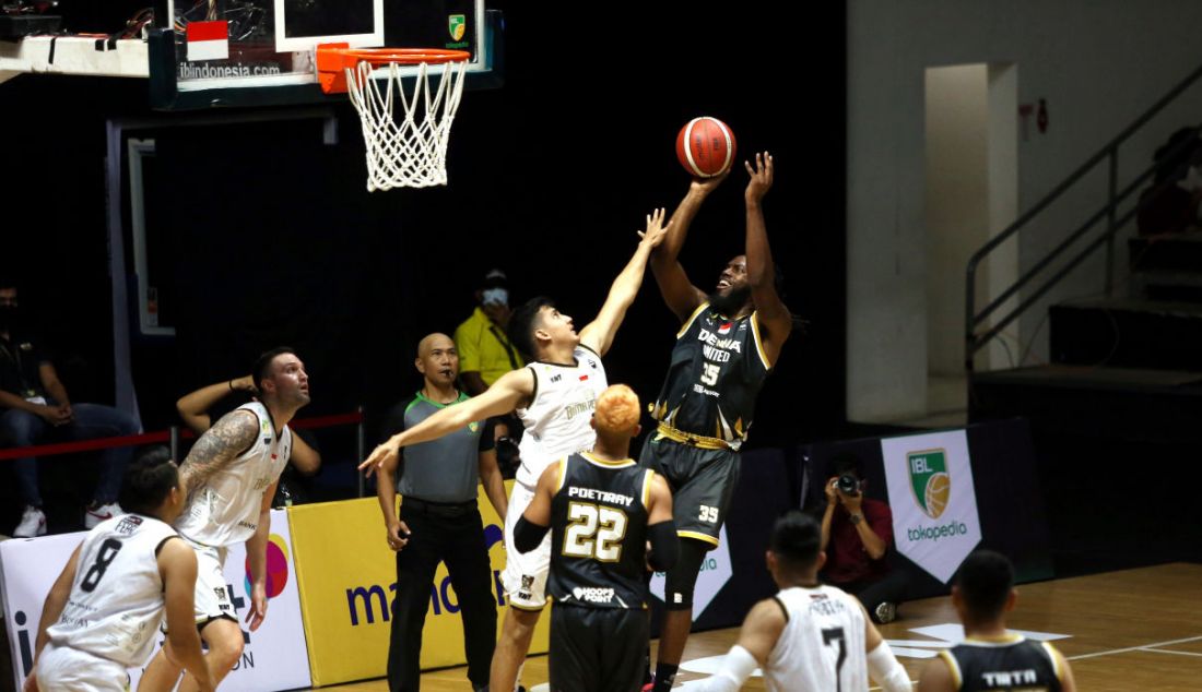 Pemain Dewa United Surabaya melakukan jump shoot pada pertandingan Seri 1 Jakarta Indonesian Basketball League (IBL) 2022 di Hall Basket Senayan, GBK, Jakarta, Senin (17/1). - JPNN.com