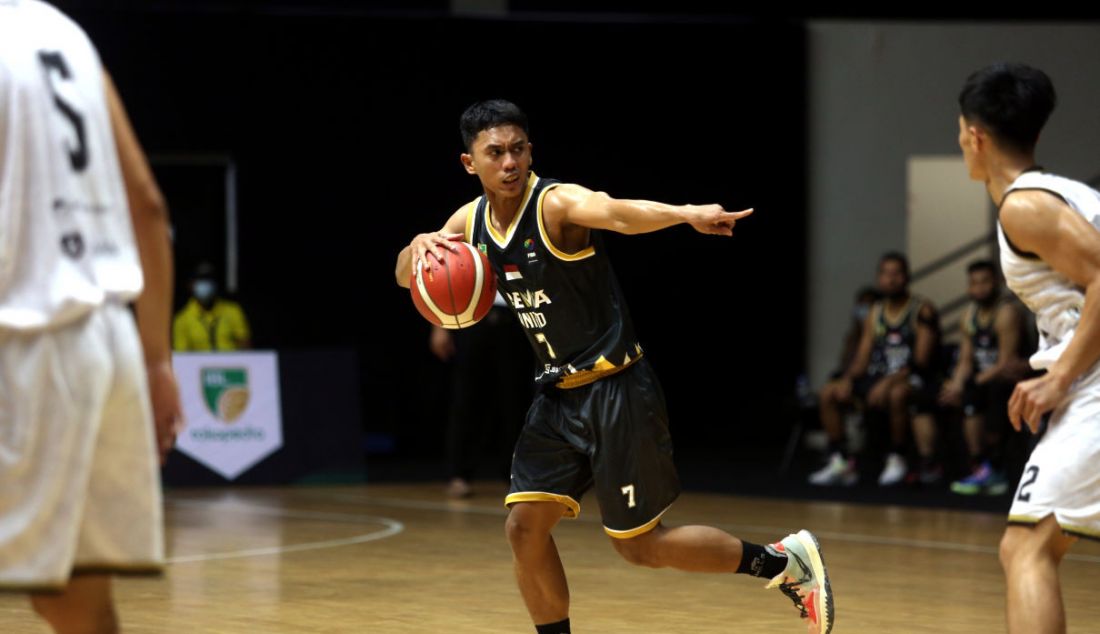 Pemain Dewa United Surabaya mengatur serangan dalam pertandingan Seri 1 Jakarta Indonesian Basketball League (IBL) 2022 di Hall Basket Senayan, GBK, Jakarta, Senin (17/1). - JPNN.com