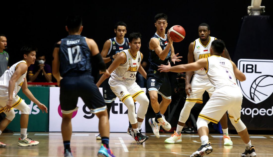 Pemain Evos Thunder Bogor terkepung dalam laga IBL 2022. - JPNN.com