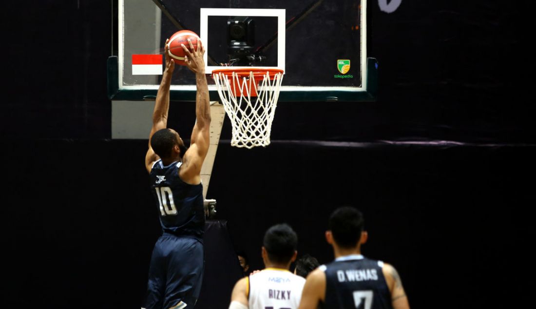 Pemain Evos Thunder Bogor melakukan slam dunk pada pertandingan Seri 1 Jakarta Indonesian Basketball League (IBL) 2022 di Hall Basket Senayan, GBK, Jakarta, Senin (17/1). - JPNN.com