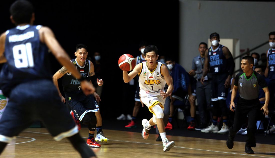 Pemain Tangerang Hawks Basketball Club mendribel bola pada pertandingan Seri 1 Jakarta Indonesian Basketball League (IBL) 2022 di Hall Basket Senayan, GBK, Jakarta, Senin (17/1). - JPNN.com