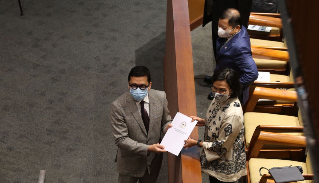 Ketua Pansus RUU Ibu Kota Negara Ahmad Doli Kurnia menyerahkan laporan Pansus RUU Ibu Kota Negara kepada Menteri Keuangan Sri Mulyani saat Rapat Paripurna DPR di Kompleks Parlemen, Senayan, Jakarta, Selasa (18/1). DPR RI mengesahkan Rancangan Undang-Undang Ibu Kota Negara (IKN) menjadi Undang-Undang. - JPNN.com