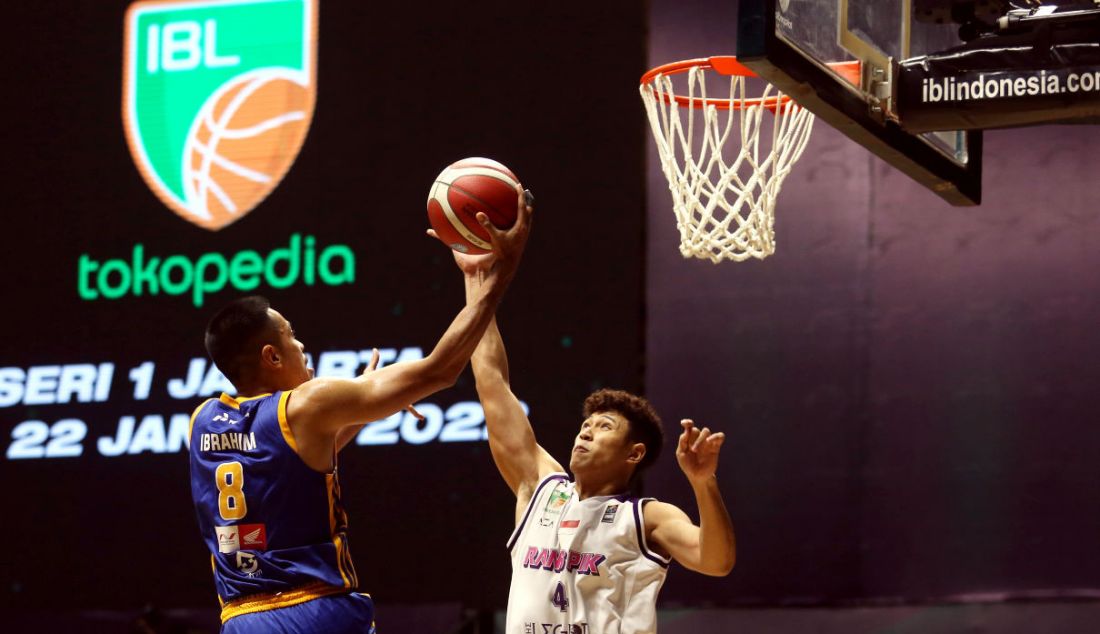 Pemain RANS PIK Basketball Club berusaha memblok lay up pemain Satria Muda Pertamina Jakarta pada pertandingan Seri 1 Jakarta Indonesian Basketball League (IBL) 2022 di Hall Basket Senayan, GBK, Jakarta, Rabu (19/1). - JPNN.com