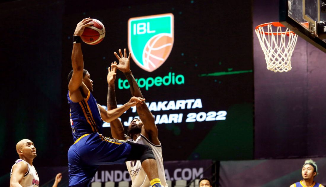 Pemain Satria Muda Pertamina Jakarta melakukan lay up pada pertandingan Seri 1 Jakarta Indonesian Basketball League (IBL) 2022 di Hall Basket Senayan, GBK, Jakarta, Rabu (19/1). - JPNN.com