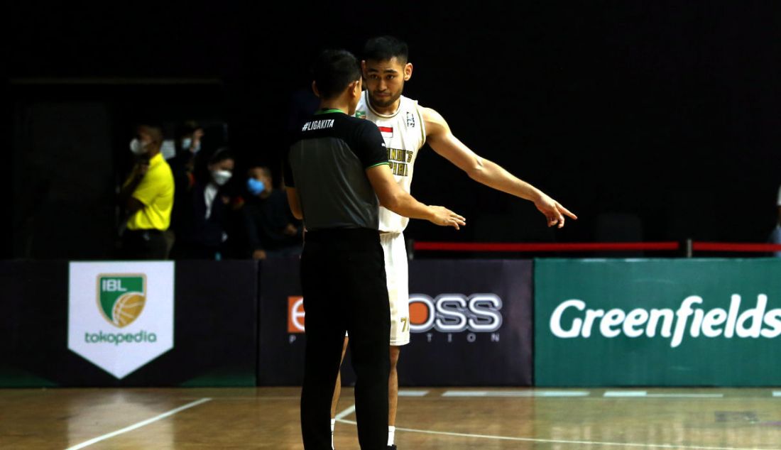Pemain West Bandits Combiphar Solo melakukan protes kepada wasit pada pertandingan Seri 1 Jakarta Indonesian Basketball League (IBL) 2022 di Hall Basket Senayan, GBK, Jakarta, Rabu (19/1). - JPNN.com