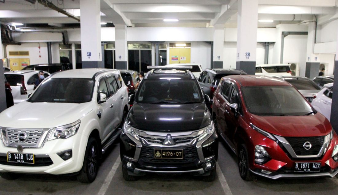 Mobil-mobil milik anggota Komisi III DPR RI Arteria Dahlan terparkir di basemen Gedung Nusantara, Kompleks Parlemen MPR/DPR-DPD, Senayan, Jakarta, Kamis (20/1). Lima mobil Arteria sebelumnya terparkir berpelat nomor polisi sama. Kini sudah berganti. - JPNN.com