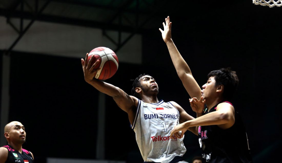 Pemain Bumi Borneo Basketball Pontianak melakukan lay up. - JPNN.com