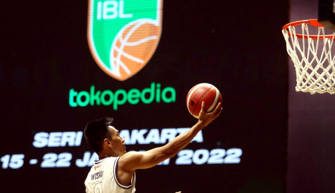Aksi pemain Bumi Borneo Basketball Pontianak pada Seri 1 Jakarta Indonesian Basketball League (IBL) 2022 di Hall Basket Senayan, GBK, Jakarta, Jumat (21/1). - JPNN.com