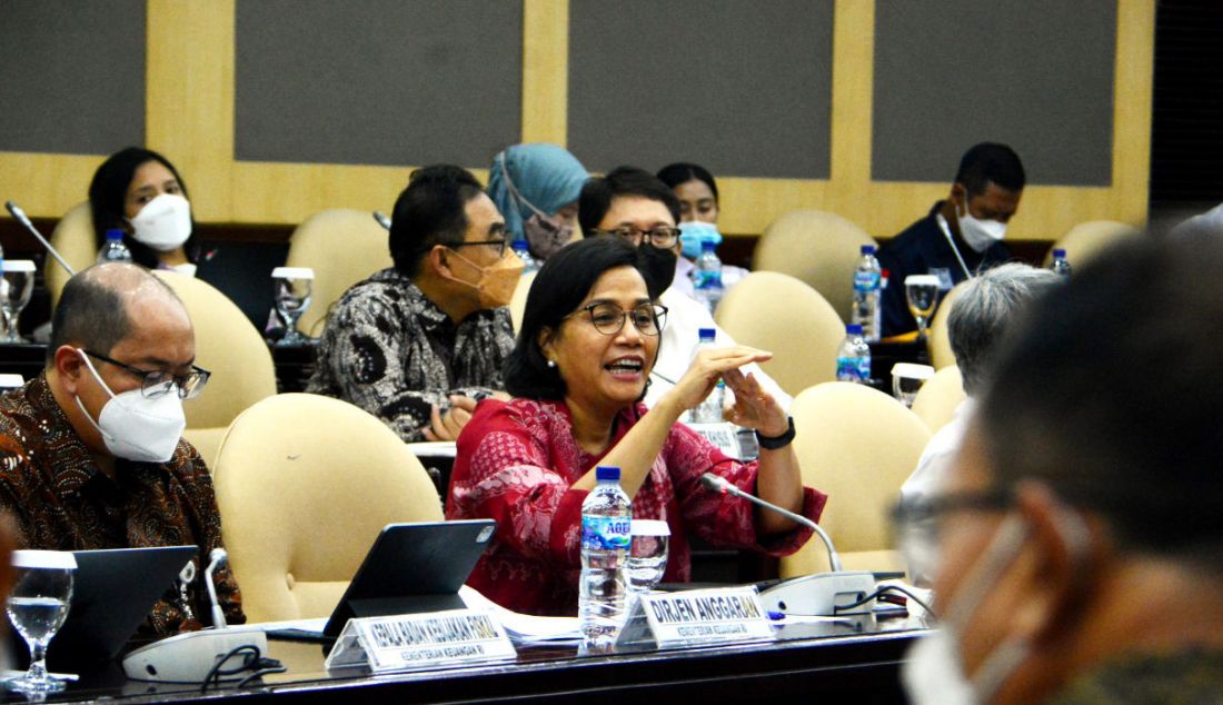 Menteri Keuangan Sri Mulyani rapat kerja bersama Komite IV DPD RI di kompleks parlemen, Jakarta, Senin (24/1). Raker tersebut membahas evaluasi anggaran daerah 2021 dan perencanaan APBN 2022 terkait penanganan pandemi Covid-19. - JPNN.com