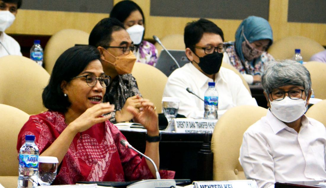 Menteri Keuangan Sri Mulyani rapat kerja bersama Komite IV DPD RI di kompleks parlemen, Jakarta, Senin (24/1). - JPNN.com