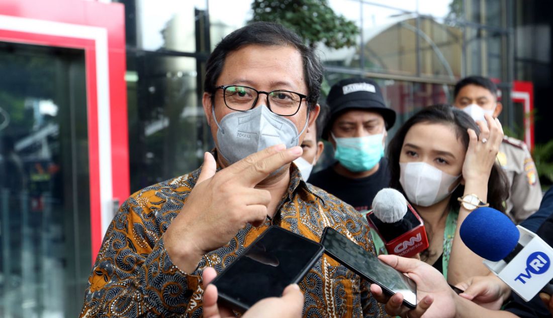 Akademisi Ubedilah Badrun memasuki Gedung KPK di Jakarta, Rabu (26/1). KPK memanggil Ubedilah untuk mengklarifikasi laporan yang dilayangkannya atas dugaan kasus korupsi dan pencucian uang yang dilakukan oleh Gibran Rakabuming dan Kaesang Pangarep. - JPNN.com