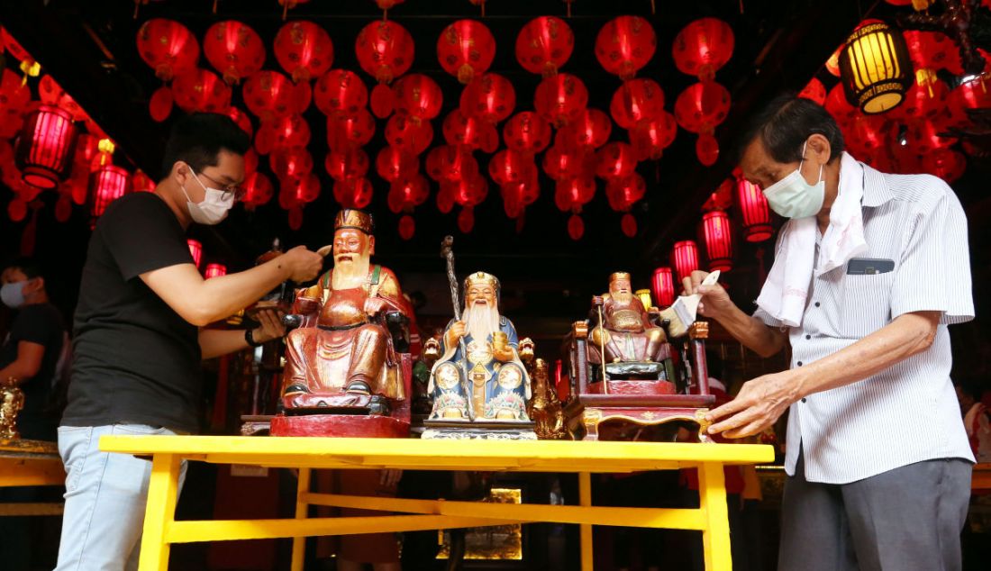 Warga Tionghoa membersihkan patung dewa di Vihara Dhanagun, Bogor, Jawa Barat, Kamis (27/1). Warga Tionghoa setempat melaksanakan tradisi bersih-bersih patung dewa untuk menyambut Tahun Baru Imlek 2573. Foto: Ricardo - JPNN.com