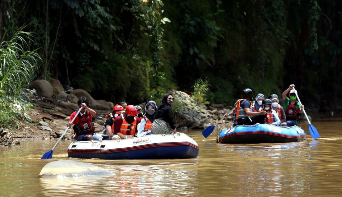 Sejumlah pengunjung menaiki perahu karet saat wisata susur Sungai Ciliwung di Kampung Labirin, Kebon Jukut, Kota Bogor, Jawa Barat, Minggu (30/1). Wisata susur sungai Ciliwung di kampung tematik tersebut menjadi destinasi wisata alternatif dalam mengisi libur akhir pekan. - JPNN.com