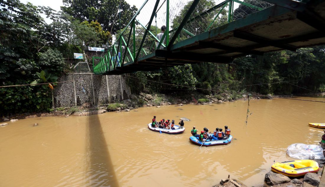 Sejumlah pengunjung menaiki perahu karet saat wisata susur Sungai Ciliwung di Kampung Labirin, Kebon Jukut, Kota Bogor, Jawa Barat, Minggu (30/1). Wisata susur sungai Ciliwung di kampung tematik tersebut menjadi destinasi wisata alternatif dalam mengisi libur akhir pekan. - JPNN.com