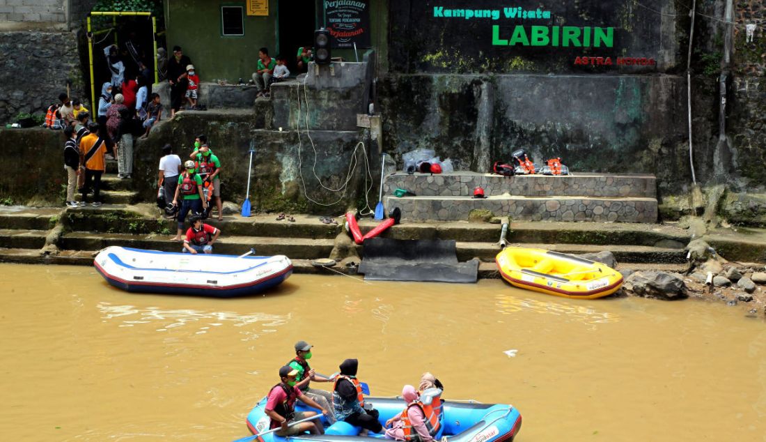 Sejumlah pengunjung menaiki perahu karet saat wisata susur sungai Ciliwung di Kampung Labirin, Kebon Jukut, Kota Bogor, Jawa Barat, Minggu (30/1). - JPNN.com