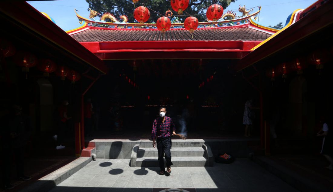 Warga keturunan Tionghoa melakukan sembahyang Imlek di Vihara Dhanagun, Kota Bogor, Jawa Barat, Selasa (1/2). Kegiatan ibadah perayaan malam Tahun Baru Imlek di Vihara Dhanagun, Bogor dilakukan dengan menerapkan protokol kesehatan pencegahan penyebaran COVID-19 serta pembatasan jumlah pengunjung mencapai 75 persen. - JPNN.com