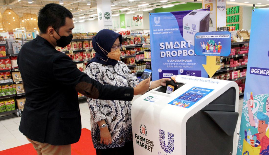 Head of Sustainable Environment Unilever Indonesia Foundation Maya Tamimi saat peluncuran ”Smart Drop Box”, Depok, Jawa Barat. Smart Drop Box merupakan tempat sampah yang dilengkapi dengan sistem pemindai barcode konsumen untuk mencatatkan sampah kemasan botol plastik yang mereka setorkan, baik dari brand Unilever maupun non Unilever. Setiap satu kemasan botol plastik produk Unilever yang disetorkan ke Smart Drop Box bernilai Rp 1.000. Nantinya nilai tersebut akan dikonversikan secara langsung sebagai poin trust pada aplikasi MyTRUST Farmers Market. - JPNN.com