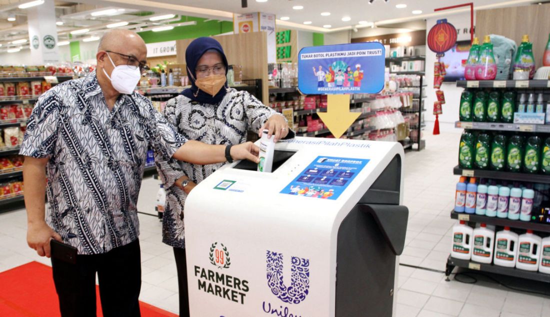 Kasubdit Tata Laksana Produsen, Direktorat Pengurangan Sampah KLHK Ujang Solihin Sidik bersama Head of Sustainable Environment Unilever Indonesia Foundation Maya Tamimi saat peluncuran ”Smart Drop Box”, Depok, Jawa Barat. - JPNN.com