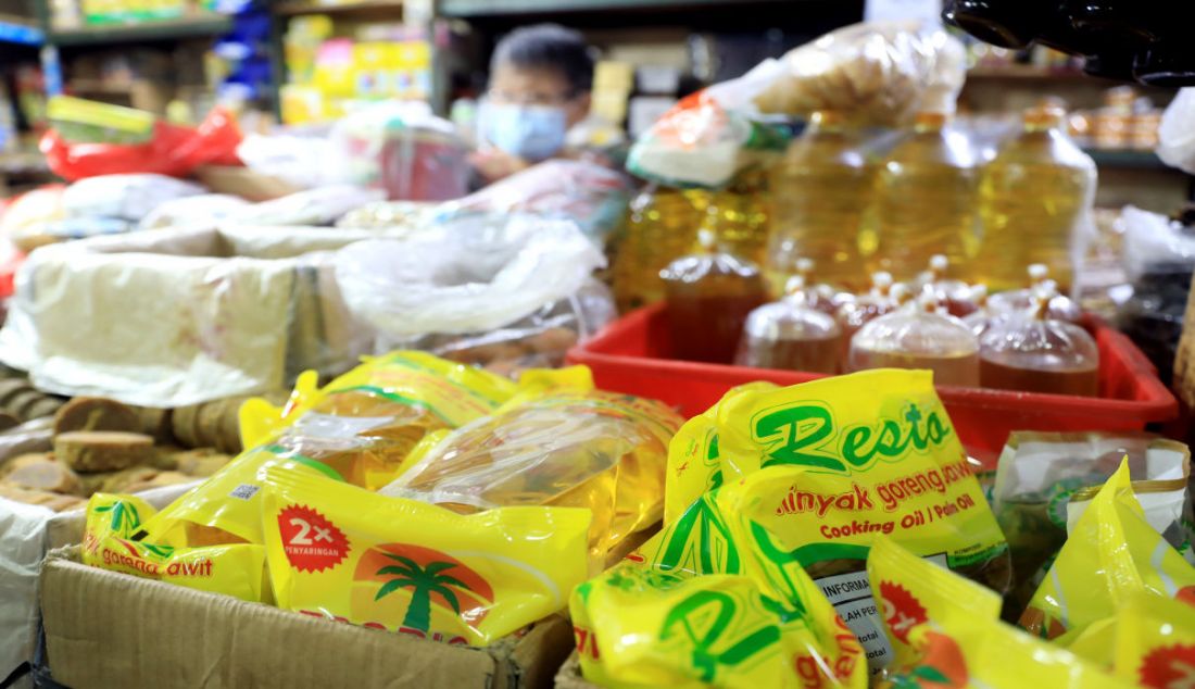 Minyak goreng kemasan. Pemerintah mengancam penjual dan pengecer yang menjual minyak goreng di atas harga Rp 14 ribu per liter dengan sanksi pencabutan izin usaha. - JPNN.com