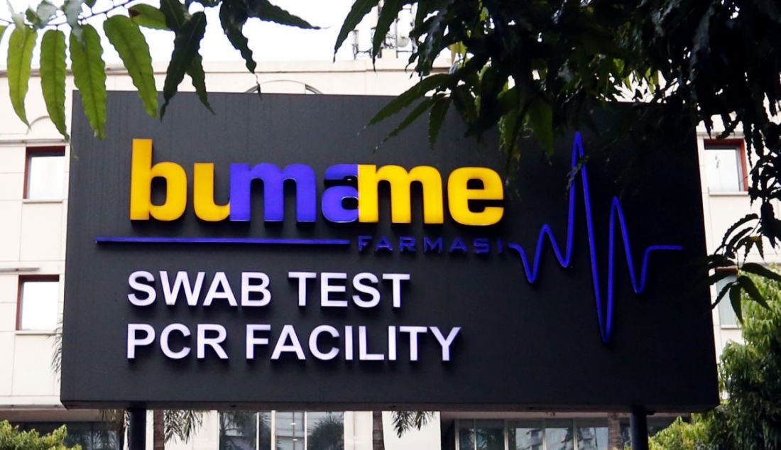 Papan nama Bumame, Jakarta, Kamis (3/2). Direktur Utama Bumame Farmasi James Wihardja memberikan klarifikasi terkait hasil tes PCR palsu bahwa hal tersebut terjadi karena kesalahan memasukkan data dan mereka meminta maaf atas kejadian tersebut serta memastikan kejadian serupa tidak terulang kembali di cabang Bumame Farmasi lainnya. - JPNN.com