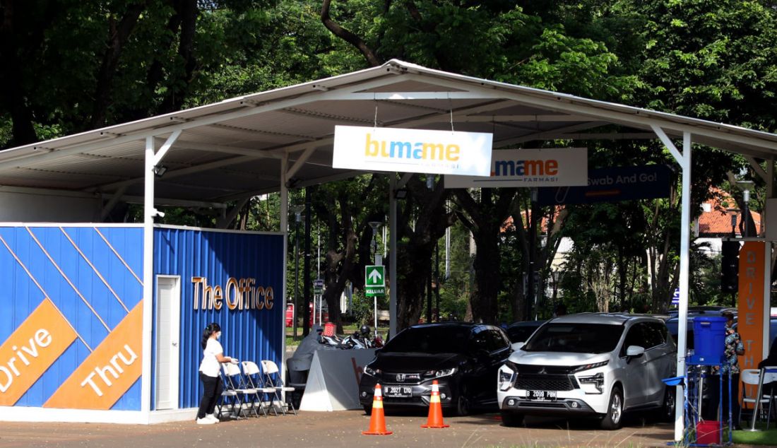 Pengendara mobil antre untuk tes usap PCR dan antigen Covid-19 secara drive thru, Kamis (3/2). Direktur Utama Bumame Farmasi James Wihardja memberikan klarifikasi terkait hasil tes PCR palsu bahwa hal tersebut terjadi karena kesalahan memasukkan data dan mereka meminta maaf atas kejadian tersebut serta memastikan kejadian serupa tidak terulang kembali di cabang Bumame Farmasi lainnya. - JPNN.com