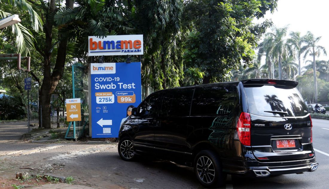 Pengendara mobil antre untuk tes usap PCR dan antigen Covid-19 secara drive thru, Kamis (3/2). - JPNN.com