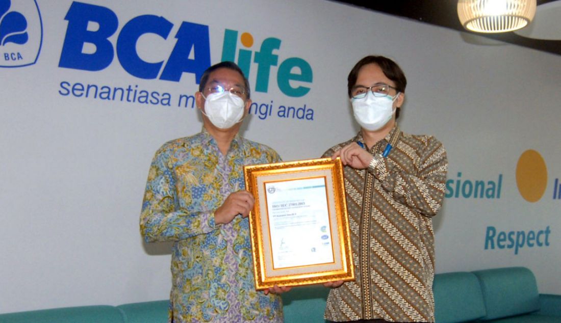 Direktur & COO BCA Life Yannes Chandra (kiri) bersama Head of IT Technical & Services BCA Life Aryadi Setiawan memperlihatkan sertifikasi ISO 27001:2013 untuk portal penjualan asuransi jiwa online mylifeguard.id, di Jakarta, Jumat (4/2). Sertifikasi ini diperoleh BCA Life atas penerapan manajemen keamanan informasi berstandar internasional dalam operasional perusahaan. Dengan ISO27001 ini kenyamanan nasabah dalam bertransaksi online di mylifeguard.id bertambah. - JPNN.com