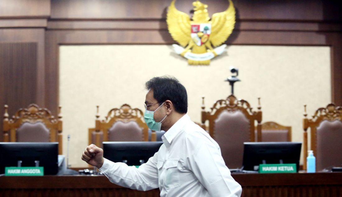 Mantan Wakil Ketua DPR Azis Syamsuddin menjalani sidang putusan di Pengadilan Tipikor, Jakarta, Kamis (17/2). Azis divonis 3,5 tahun penjara dan denda sebesar Rp 250 juta subsider empat bulan penjara serta mendapat hukuman tambahan berupa pencabutan hak politik selama empat tahun setelah menjalani pidana pokok. - JPNN.com