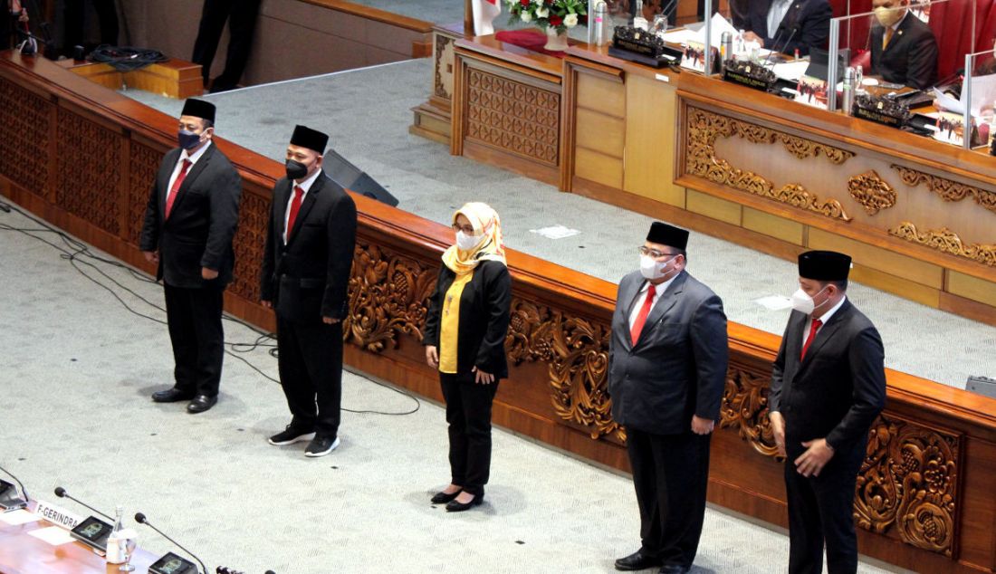 Anggota Bawaslu 2022-2027 terpilih (dari kiri) Puadi, Totok Hariyono, Lolly Suhenty, Rahmat Bagja dan Herwyn Jefler Hielsa Malonda berfoto bersama saat Rapat Paripurna DPR RI ke-16 Masa Persidangan III Tahun 2021-2022 di Kompleks Parlemen, Jakarta, Jumat (18/2). Dalam rapat tersebut DPR menetapkan tujuh anggota KPU dan lima anggota Bawaslu 2022-2027. - JPNN.com