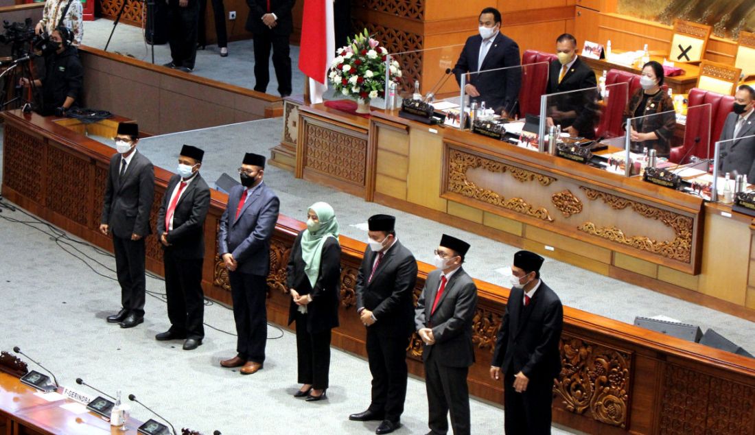 Anggota KPU 2022-2027 terpilih (dari kiri) August Mellaz, Idham Holik, Hasyim Asyari, Betty Epsilon Idroos, Mochammad Afifudin, Parsadaan Harahap dan Yulianto Sudrajat berfoto bersama saat paripurna DPR di Kompleks Parlemen, Jakarta, Jumat (18/2). - JPNN.com