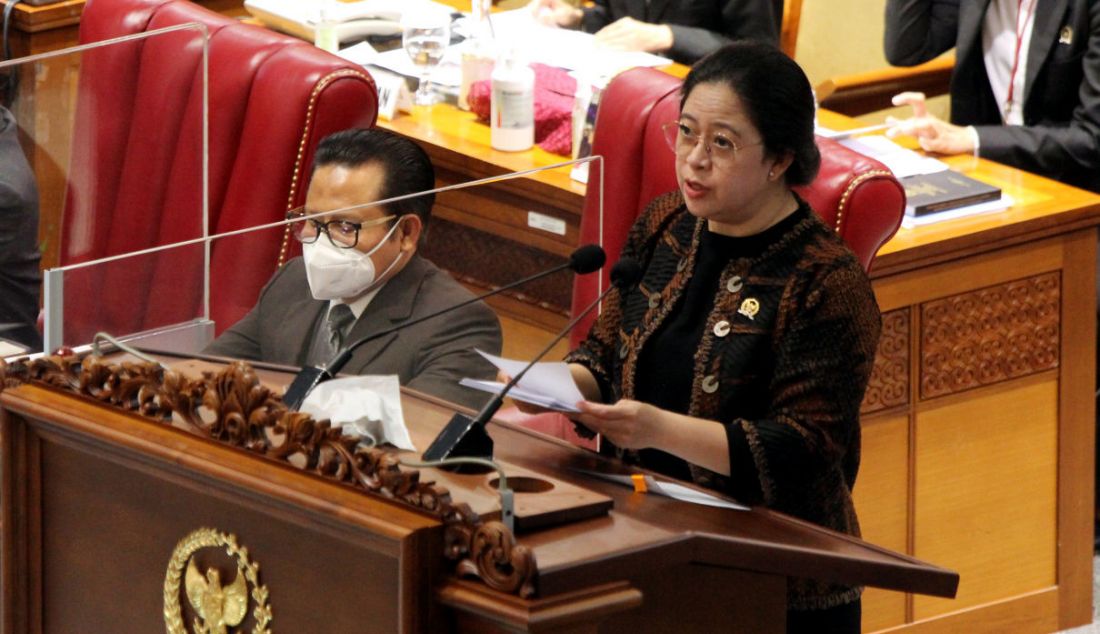 Ketua DPR Puan Maharani menyampaikan pidatonya pada Rapat Paripurna DPR ke-16 Masa Persidangan III Tahun 2021-2022 di Kompleks Parlemen, Jakarta, Jumat (18/2). - JPNN.com