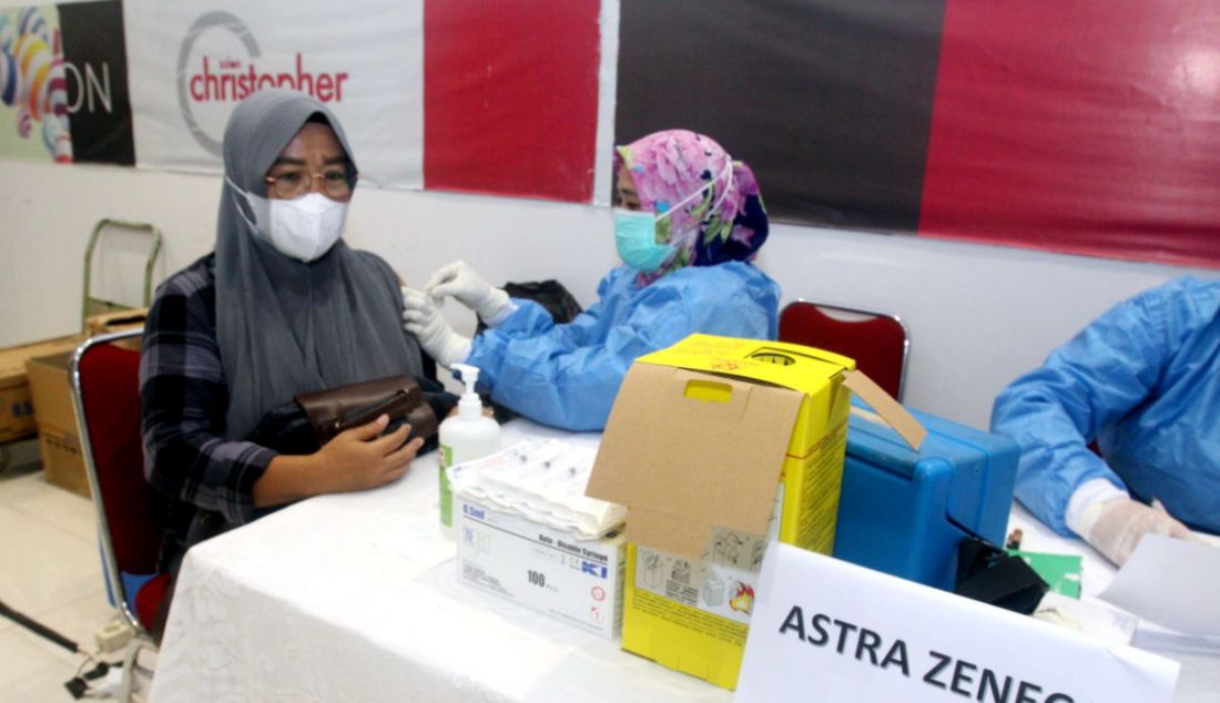 Tenaga Kesehatan gabungan dari Dinas Kesehatan Kota Depok, RSUD Kota Depok, dan RS Jantung Diagram Siloam Hospitals melayani warga yang ingin vaksin booster Pfizer dan Astrazeneca di untuk mencegah penyebaran Covid-19, Maxxbox Cinere, Depok, Jawa Barat, Senin (21/2). Sebanyak 1000 dosis vaksin booster Pfizer dan Astrazeneca diberikan kepada warga yang mengikuti program vaksinasi ini. - JPNN.com