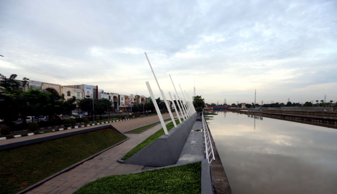 Suasana baru taman Kalimalang, Bekasi, Jawa Barat, Jumat (25/2). Proyek revitalisasi Kalimalang Bekasi yang menyulap bantaran Kalimalang menjadi serupa Sungai Cheonggyecheon di Seoul, Korea Selatan, ini terlihat mulai rampung untuk tahap satu. - JPNN.com