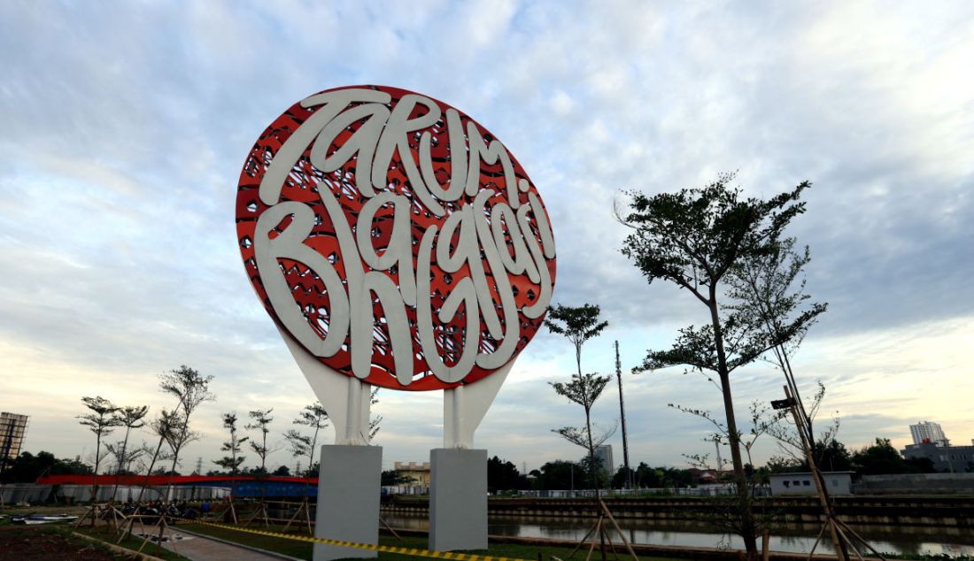 Tugu Tarum Bhagasasi yang berdiri kokoh di proyek revitalisasi Kalimalang, Bekasi, Jawa Barat, Jumat (25/2). Proyek revitalisasi Kalimalang Bekasi ini menyulap bantaran kalimalang menjadi serupa sungai Cheonggyecheon di Seoul Korea Selatan terlihat mulai rampung untuk tahap satu. - JPNN.com