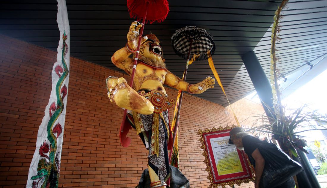 Ogoh-ogoh di Stasiun Tebet, Jakarta. Pemprov DKI Jakarta memasang ogoh-ogoh di beberapa titik untuk menyambut Hari Nyepi yang jatuh pada Kamis (3/3). - JPNN.com