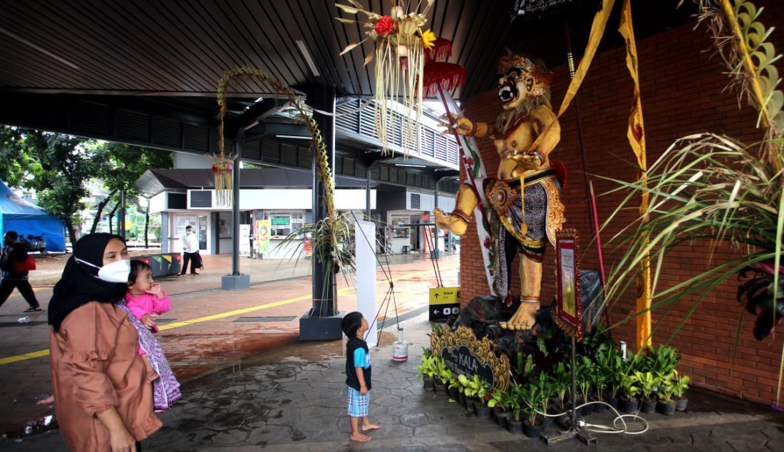 Ogoh-ogoh di Stasiun Tebet, Jakarta, Selasa (1/3). Pemprov DKI Jakarta memasang ogoh-ogoh di beberapa titik untuk menyambut perayaan Nyepi yang jatuh pada Kamis (3/3). - JPNN.com