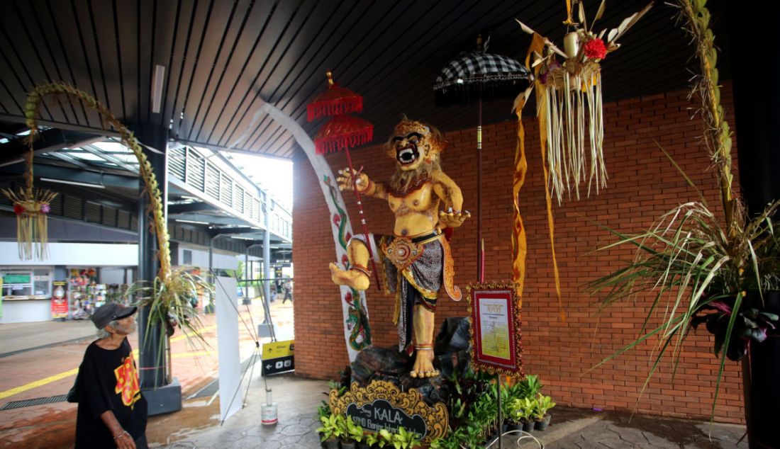 Ogoh-ogoh di Stasiun Tebet, Jakarta, Selasa (1/3). Pemprov DKI Jakarta memasang ogoh-ogoh di beberapa untuk menyambut Nyepi yang jatuh pada Kamis (3/3). Selain di Stasiun Tebet, ogoh-ogoh juga terpasang di terowongan Kendal dan halte CSW. - JPNN.com