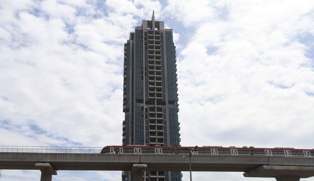 Rangkaian Light Rail Transit (LRT) Jabodebek saat uji beban di Jembatan Bentang Panjang kawasan Kuningan dan Jalan Gatot Subroto, Jakarta Selatan, Selasa (1/3). Uji beban di jembatan bentang sepanjang 148 meter yang diklaim terpanjang di dunia itu dilakukan untuk memastikan kekuatan dan mendapatkan sertifikat layak fungsi sebelum LRT Jabodebek beroperasi pada Agustus mendatang. - JPNN.com