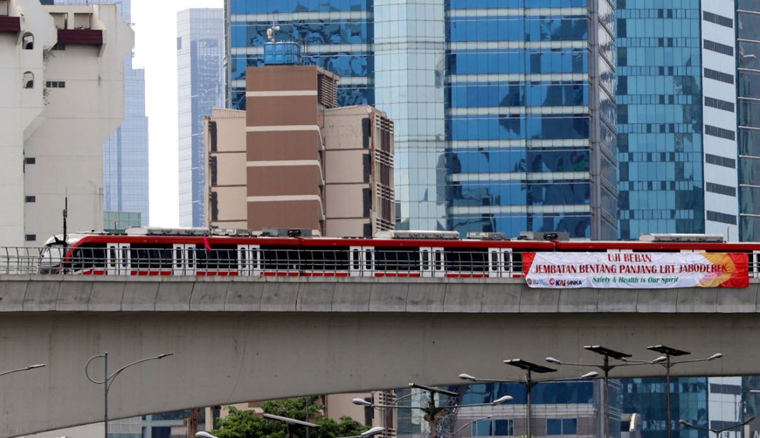 Rangkaian Light Rail Transit (LRT) Jabodebek saat uji beban di Jembatan Bentang Panjang kawasan Kuningan dan Jalan Gatot Subroto, Jakarta Selatan, Selasa (1/3). Uji beban di jembatan bentang sepanjang 148 meter yang diklaim terpanjang di dunia itu dilakukan untuk memastikan kekuatan dan mendapatkan sertifikat layak fungsi sebelum LRT Jabodebek beroperasi pada Agustus mendatang. - JPNN.com